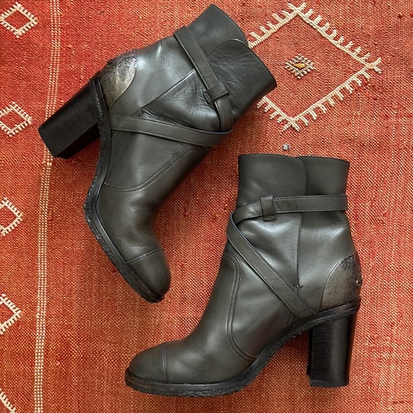 Chanel 2014 charcoal ankle boots - Picture 5 of 13